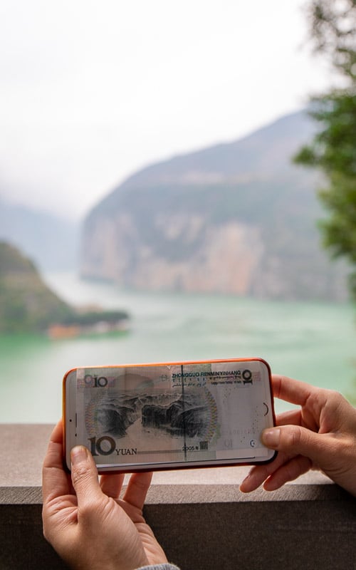 From White Emperor City, you can see Qutang Gorge which is shown on the 10 Yuan bill. 