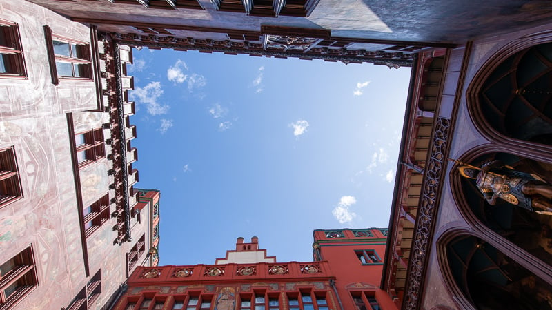 The inner courtyard gives you a 360° visual of the building’s elaborate frescoes, eye-catching clock tower, and red façade.