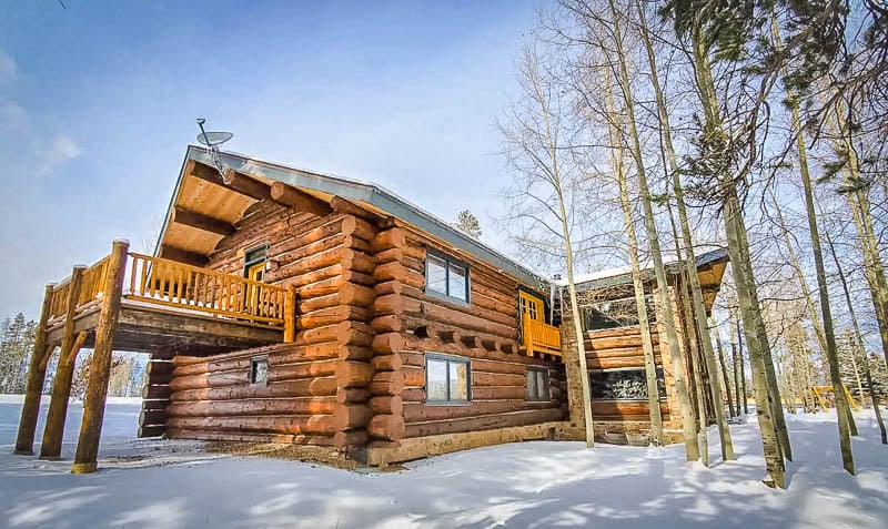 Beautiful log cabin airbnb rental in Colorado