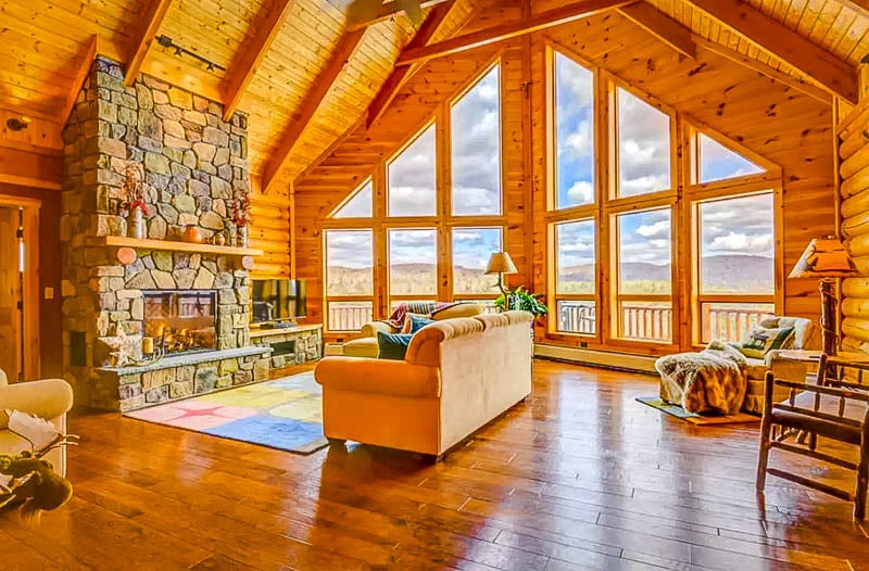This cabin for rent in New England is equipped with a fireplace