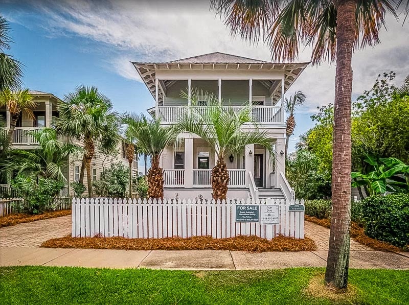 A beautiful cottage for rent on VRBO in Florida