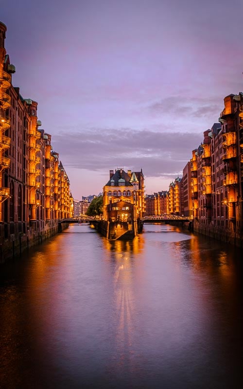 In the Speicherstadt district of Hamburg, the lights are switched on 30 minutes after sunset. This is prime time for Blue Hour photography.