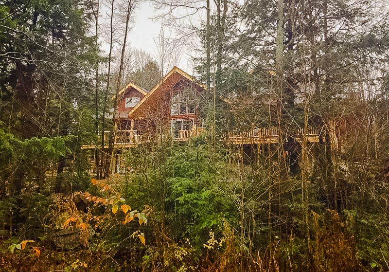 Unique log cabin Airbnbs in the Berkshires of Western Massachusetts.