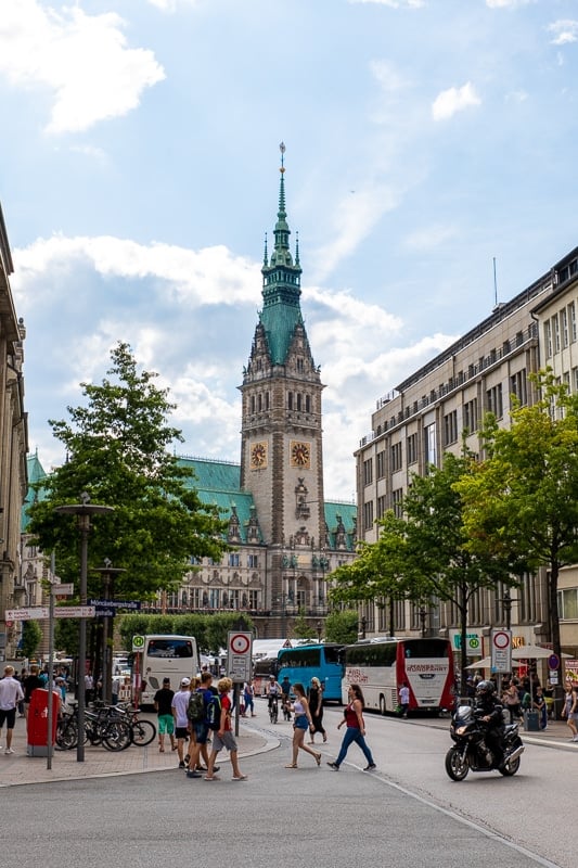 From the Mönkebergstrasse, you'll have a nice view of the Rathaus.