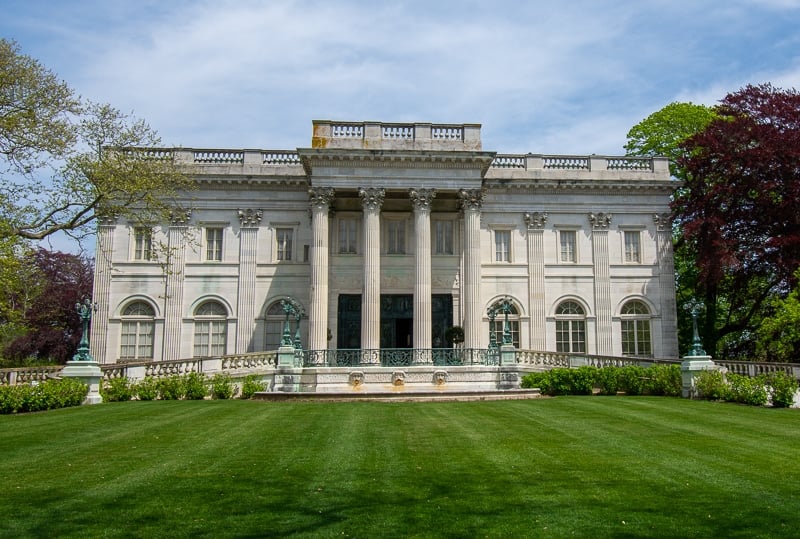 The pillars and portico somewhat make this mansion somewhat resemble the White House. 
