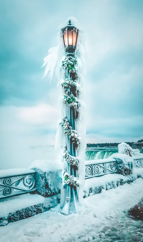 A frozen lamppost next to Niagara Falls is one of the most interesting fun facts about this place.