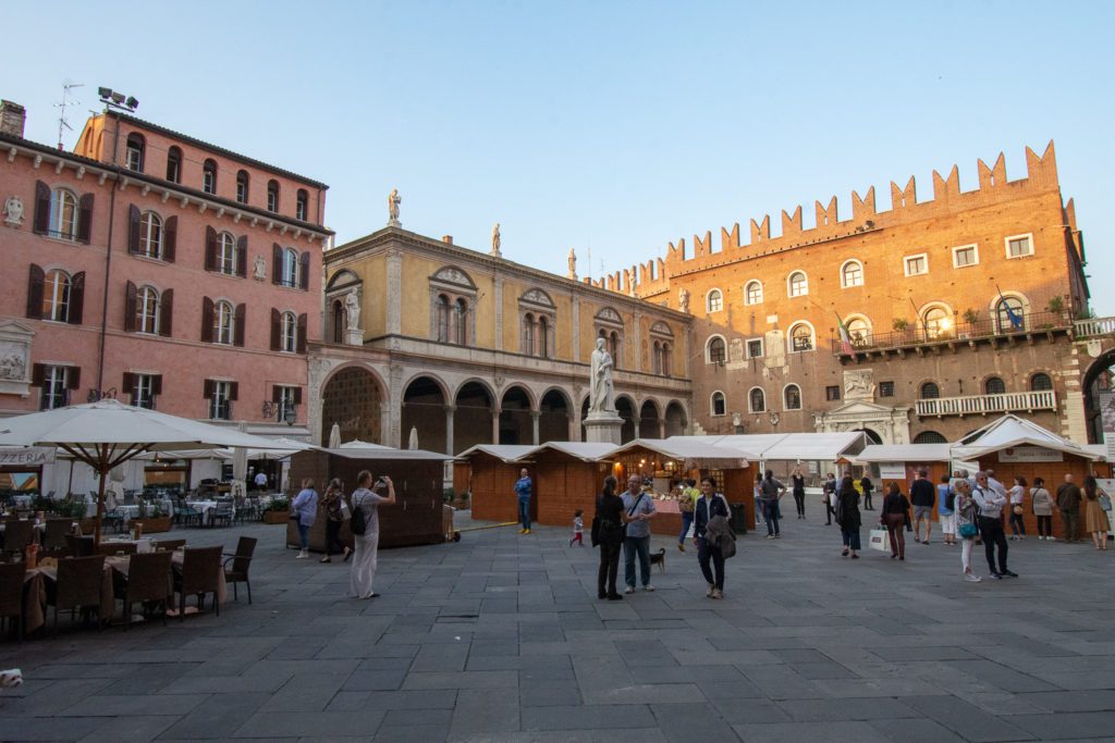 Piazza dei Signori, Verona Travel Guide